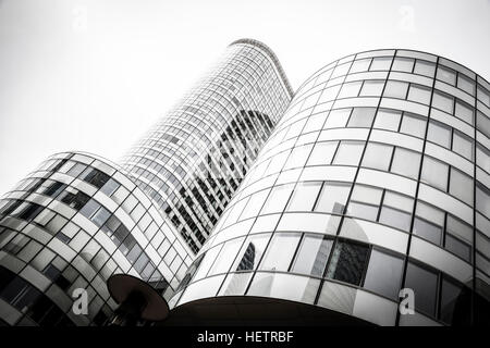 La Defense großen Geschäftsviertel in der Nähe von Paris, Frankreich. Abstrakt Business-Hintergrund mit Bürogebäude Wolkenkratzer Stockfoto