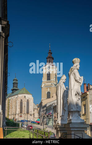 Statuen vor Griechisch-katholische Kathedrale, römisch-katholische Kathedrale, Bell Tower in Ferne, in Przemysl, Kleinpolen, Polen Stockfoto