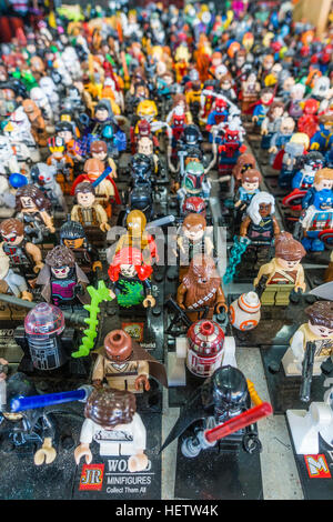 Star Wars Plastik Miniaturfiguren angezeigt auf dem Flohmarkt Els Encants, Barcelona, Spanien. Stockfoto