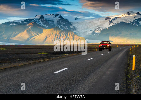 4WD Fahrzeug überqueren einer Berglandschaft. Stockfoto