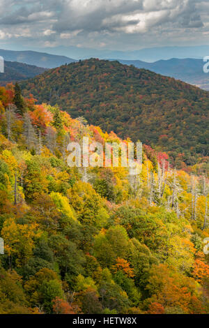 Die Sonne zeigt einen Berg in der wandelnden Blätter des Herbstes entlang der Blue Ridge Parkway. Stockfoto