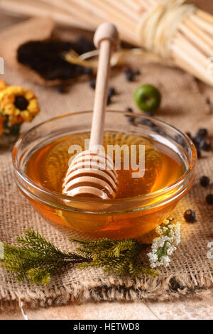 Bio-Honig in Glasschale Stockfoto