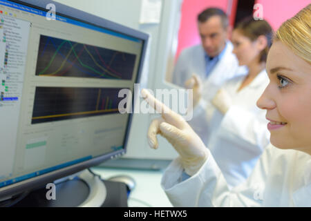 Mediziner, die Verwendung von digitalen Maschinen im Labor Stockfoto