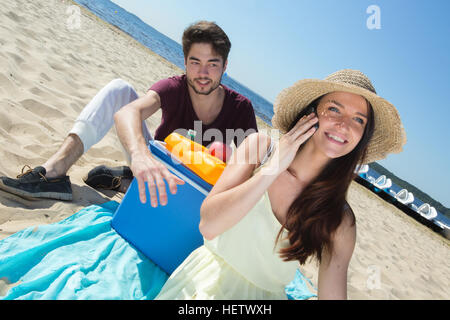 Gerne Jugendliche, die ihre Freunde während Sie den Strand geniessen. Stockfoto