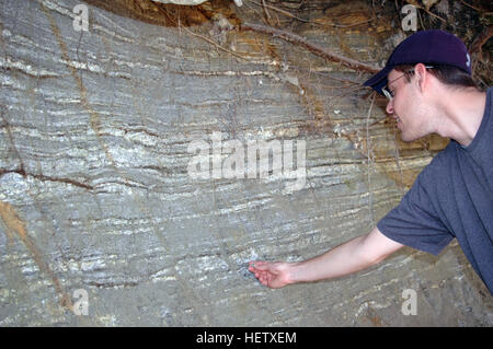 Geologe Prüfung eines Aufschlusses von Saprolite von Felsic Gneis in der Nähe von Whitewater Falls, North Carolina, USA Stockfoto