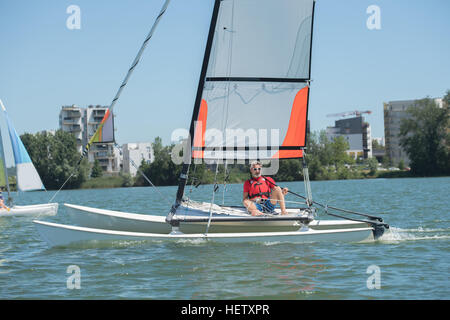 Segeln auf einem See - Sommer und Sport-Thema Stockfoto