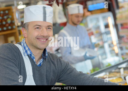 Metzger Lehre jung wie Fleisch zu verkaufen Stockfoto