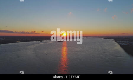 Luftaufnahme der Sonnenuntergang über den Delaware River in Philadelphia. Stockfoto