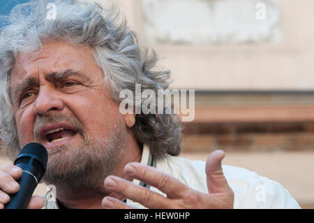 22.04.2012 Italien, Lombardei, hält Crema, Beppe Grillo Gründer des Movimento Cinque Stelle seine Rede während einer Wahlversammlung für das Rathaus Stockfoto