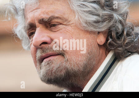 22.04.2012 Italien, Lombardei, hält Crema, Beppe Grillo Gründer des Movimento Cinque Stelle seine Rede während einer Wahlversammlung für das Rathaus Stockfoto