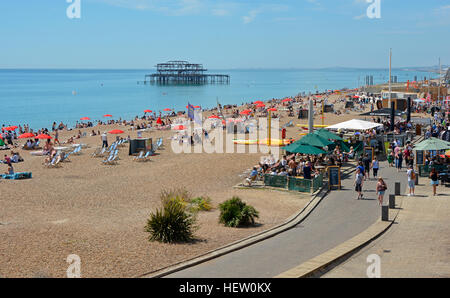 Strandpromenade, alte Pier und Strand von Brighton in East Sussex, England. Mit vielen Menschen Stockfoto