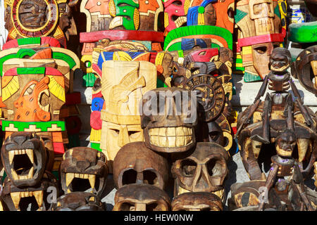 Hand geschnitzt Holz Souvenirs zum Verkauf auf einem Straßenmarkt in Riviera Maya, Mexiko Stockfoto
