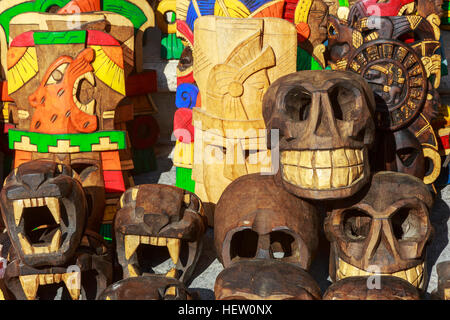 Hand geschnitzt Holz Souvenirs zum Verkauf auf einem Straßenmarkt in Riviera Maya, Mexiko Stockfoto