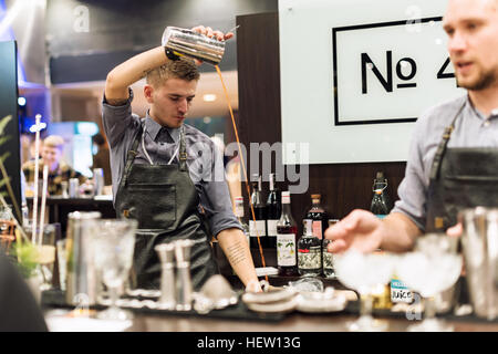 Kiew, UKRAINE - 30. Oktober 2016: Barmann Festival. Junge hübsche Barkeeper macht cocktail. Stockfoto