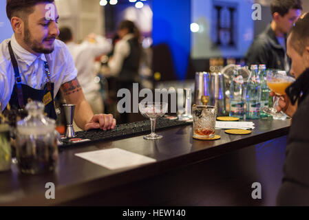 Kiew, UKRAINE - 30. Oktober 2016: Barmann Festival. Junge hübsche Barkeeper macht cocktail. Stockfoto