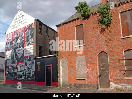 Shankill Road Wandbild - dreißig Jahre der Schlachtung, West Belfast, Nordirland, Vereinigtes Königreich Stockfoto