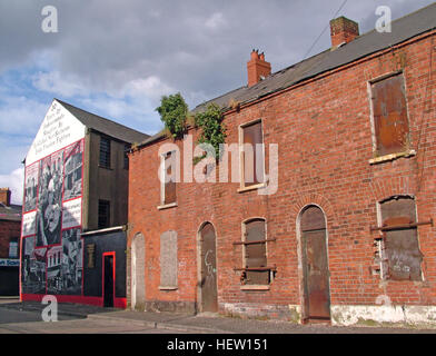 Shankill Road Wandbild - dreißig Jahre der Schlachtung, West Belfast, Nordirland, Vereinigtes Königreich Stockfoto