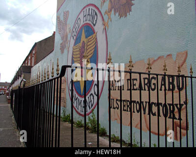 Das rote Hand-Commando-Fototapete an der Glenwood Street in der Nähe der Shankill Road in West Belfast, Nordirland. Stockfoto