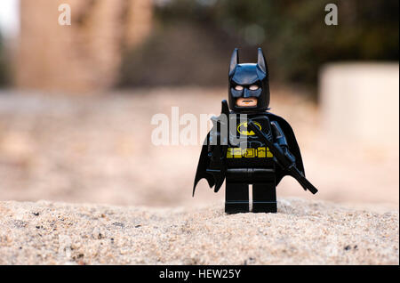 Paphos, Zypern - 18. Oktober 2016 Lego Batman Minifigur-Aufenthalt im Freien. Stockfoto