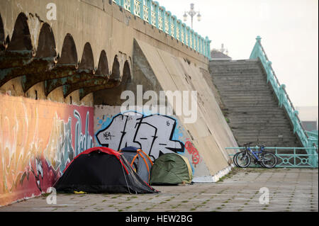 Obdachlose leben in Zelten auf Brighton Seafront UK Stockfoto