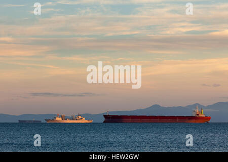 Kanadische militärische Marineschiff und Frachter Juan de Fuca Strait-Esquimalt, Victoria, Britisch-Kolumbien, Kanada. Stockfoto