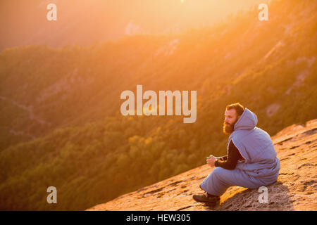 Mann im Schlafsack auf Moro Rock, Sequoia Nationalpark, Kalifornien, USA Stockfoto