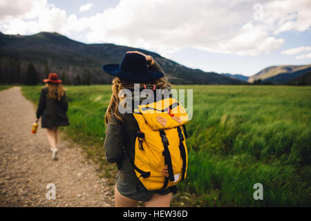 Rückansicht der Frauen Wandern auf Feldweg, Rocky Mountain Nationalpark, Colorado, USA Stockfoto