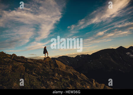 Frau auf Felsvorsprung betrachten, Rocky Mountain Nationalpark, Colorado, USA Stockfoto