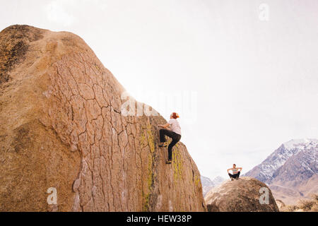 Freunde, Kletterfelsen, Buttermilch Felsbrocken, Bischof, Kalifornien, USA Stockfoto