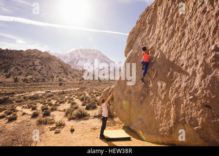 Paar Klettern Felswand, Buttermilch Felsbrocken, Bischof, Kalifornien, USA Stockfoto