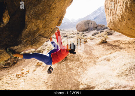 Frau Klettern, Buttermilch Felsbrocken, Bischof, Kalifornien, USA Stockfoto