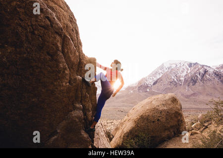 Frau Klettern, Buttermilch Felsbrocken, Bischof, Kalifornien, USA Stockfoto