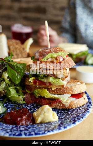 Sandwich auf Teller mit Salat, Nahaufnahme Stockfoto