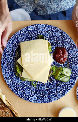 Käse, Salat und Dressing auf Teller, Draufsicht Stockfoto