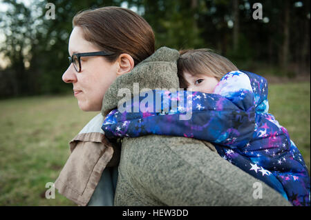 Mutter und Tochter Huckepack Stockfoto