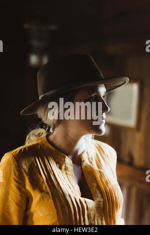 Porträt der Frau in der Kabine, Cowboy Hut Stockfoto
