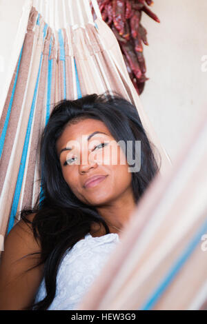 Porträt der jungen Frau in Hängematte entspannen Stockfoto