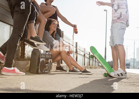 Skateboarder stehen und reden, Budapest, Ungarn Stockfoto