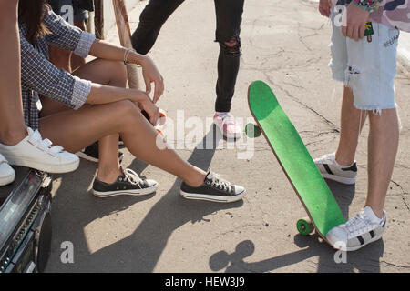 Skateboarder stehen und reden, Budapest, Ungarn Stockfoto