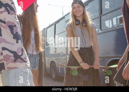 Skateboarder stehen und reden, Budapest, Ungarn Stockfoto