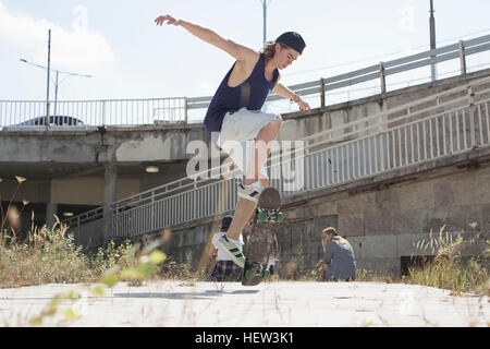 Skateboarder machen Skateboard Tricks, Budapest, Ungarn Stockfoto