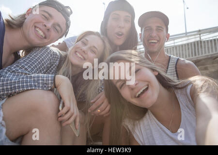 Freunde nehmen selfie Stockfoto