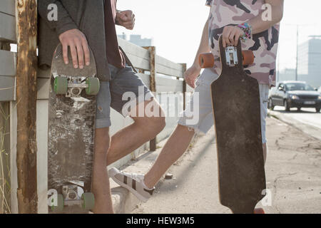 Skateboarder stehen und reden, Budapest, Ungarn Stockfoto