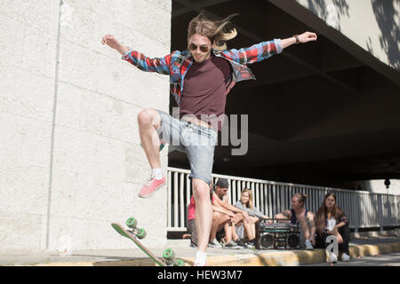 Skateboarder machen Skateboard Tricks, Budapest, Ungarn Stockfoto