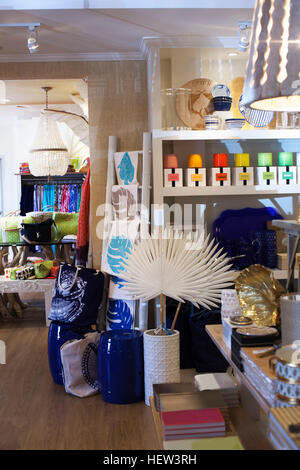 Anzeige von Ornamenten und Textilien in der boutique Stockfoto