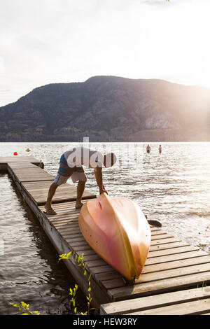 Mann umdrehen Boot am Pier, Penticton, Kanada Stockfoto