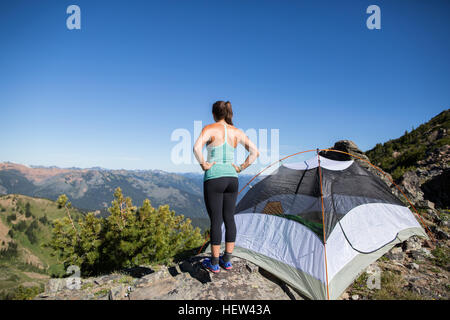 Wanderer genießen Aussicht neben Zelt auf Hügel, Verzauberungen, alpinen Seen Wildnis, Washington, USA Stockfoto