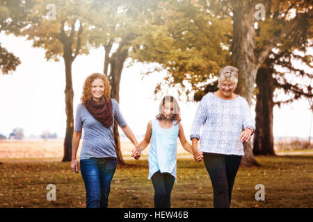 Drei-Generationen-Familie in ländlicher Umgebung, im Herbst wandern Stockfoto