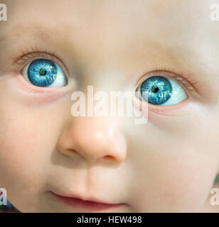 Porträt von blue eyed Babymädchen wegsehen beschnitten Stockfoto