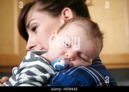 Mutter hält schlafenden Baby boy Stockfoto